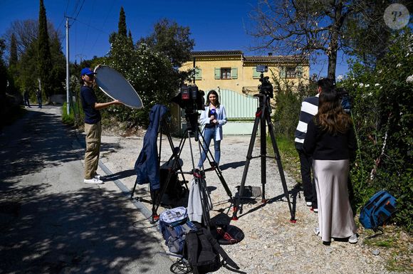 Ainsi, la piste criminelle reste aujourd'hui privilégiée. 

Maison des grands-parents d'Emile Soleil, un jeune garçon français retrouvé mort après avoir disparu en 2023, au milieu des recherches de la propriété dans le cadre de l'enquête sur la mort du garçon, à La Bouilladisse, France, le 25 mars 2025. © William Cannarella/Psnewz/Bestimage