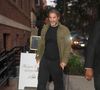 Jim Curtis est un hypnotiseur et coach star aux USA.

Le nouveau petit ami de Jennifer Aniston arrive au Jane Hotel pour dîner à NYC.