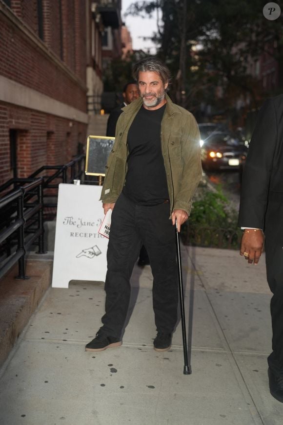 Jim Curtis est un hypnotiseur et coach star aux USA.

Le nouveau petit ami de Jennifer Aniston arrive au Jane Hotel pour dîner à NYC.