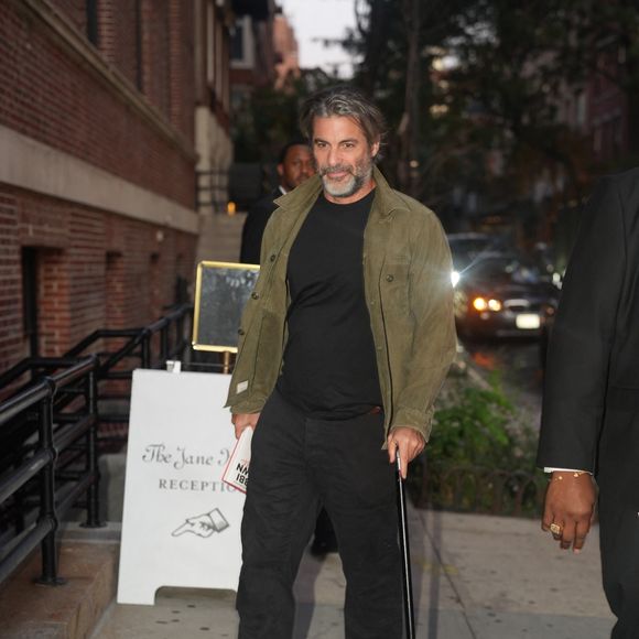 Jim Curtis est un hypnotiseur et coach star aux USA.

Le nouveau petit ami de Jennifer Aniston arrive au Jane Hotel pour dîner à NYC.