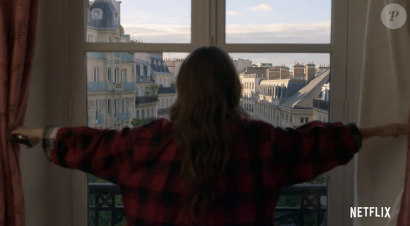 La série continue malgré les critiques du début et reste très populaire auprès des fans.

Capture d'écran Youtube de la série "Emily in Paris".