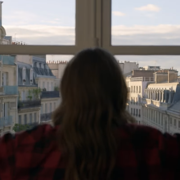 La série continue malgré les critiques du début et reste très populaire auprès des fans.

Capture d'écran Youtube de la série "Emily in Paris".