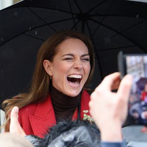 Catherine (Kate) Middleton, princesse de Galles, éclate de rire à la sortie du marché de Pontypridd, accompagnée du prince William, prince de Galles. 
GOFF INF / BESTIMAGE