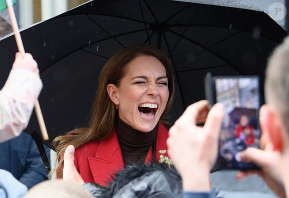 Catherine (Kate) Middleton, princesse de Galles, éclate de rire à la sortie du marché de Pontypridd, accompagnée du prince William, prince de Galles. 
GOFF INF / BESTIMAGE