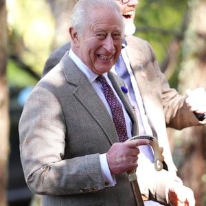 Selon son récit, le futur roi Charles III aurait tenu des propos très durs au sujet de Diana après sa mort.

Le roi Charles III visite le parc national des Cairngorms et rencontre les personnes qui ont joué un rôle essentiel dans la maîtrise des incendies de Glenmore et d’Abernethy, qui ont ravagé plus de 3 300 hectares de terres dans les Highlands écossais, au Royaume-Uni, le 16 septembre 2026. 
Julien Burton / Bestimage