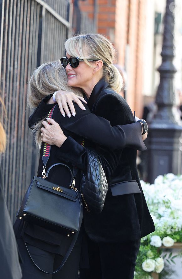 Guest, Laeticia Hallyday - Arrivées aux obsèques de Nadia Farès en l'église Saint-Jean-de-Montmartre à Paris, le 24 avril 2026. N.Farès est décédée le 17 avril 2026 quelques jours après un "incident cardiaque" survenu le 12 avril 2026 dans la piscine du complexe sportif, Blanche (9ème).
