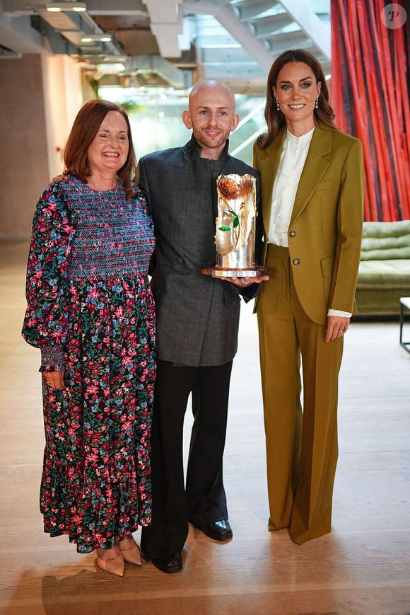 Kate Middleton remet le prix Queen Elizabeth II Award for British Design au créateur Patrick McDowell (au centre) accompagné de sa mère (à gauche) au British Fashion Council au 180 Studios dans le centre de Londres, Royaume-Uni, le 13 mai 2025. Photo par Aaron Chown/PA Wire/ABACAPRESS.COM