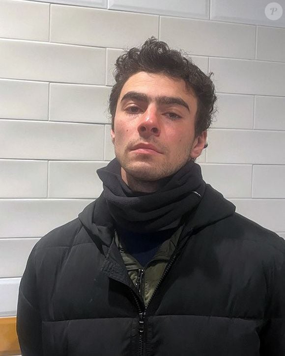 Sa beauté ne cesse de faire parler à tel point que certains aimeraient déjà voir sa vie adapté en film ou en série. 

Mugshots de Luigi Mangione, le tueur présumé du CEO de UnitedHealthcare, B. Thompson, à New York.