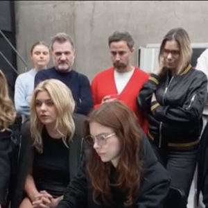 Louane Emera doit choisir le visuel officiel de l'Eurovision 2025, puisqu'elle y représentera la France, le samedi 17 mai 2025