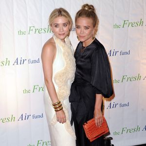 Loin de la mode tapageuse de l'époque, elles misent sur des looks discrets et la sobriété. Elles vont devenir l'emblème du quiet luxury.


Mary-Kate et Ashley Olsen lors de la soirée caritative Fresh Air Fund Salute to American Heroes à New York, le 31 mai 2012. Déjà éloignées des plateaux de tournage, les jumelles se consacrent alors pleinement au développement de leur marque de mode The Row. FameFlynet / Bestimage
