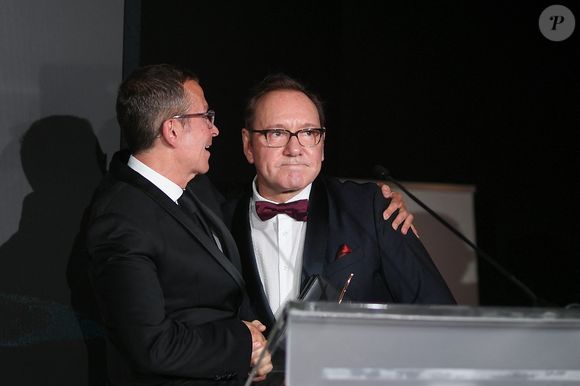 Il s'agit de Kevin Spacey, dont la carrière s'était brutalement interrompue, alors qu'il avait été accusé d'agressions sexuelles.

Manuel Collas de La Roche, Kevin Spacey - Soirée de gala "Better World Fund" à l'hôtel Carlton lors du 78ème Festival International du Film de Cannes le 20 mai 2025. © Lionel Urman/Bestimage