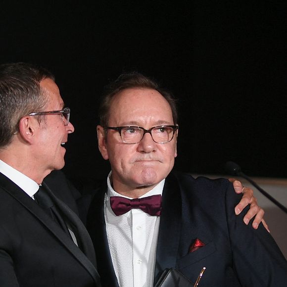 Il s'agit de Kevin Spacey, dont la carrière s'était brutalement interrompue, alors qu'il avait été accusé d'agressions sexuelles.

Manuel Collas de La Roche, Kevin Spacey - Soirée de gala "Better World Fund" à l'hôtel Carlton lors du 78ème Festival International du Film de Cannes le 20 mai 2025. © Lionel Urman/Bestimage