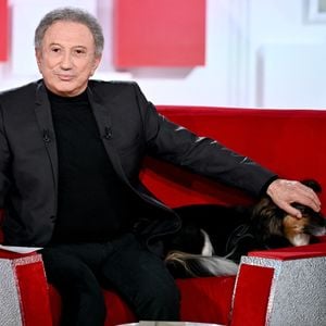 Chaque dimanche, sauf exceptions, Michel Drucker est aux commandes de "Vivement dimanche"
Exclusif - Michel Drucker et sa chienne Isia - Enregistrement de l'émission "Vivement Dimanche, spéciale M.Galabru", au Studio Gabriel à Paris, présentée par M.Drucker
© Guillaume Gaffiot / Bestimage