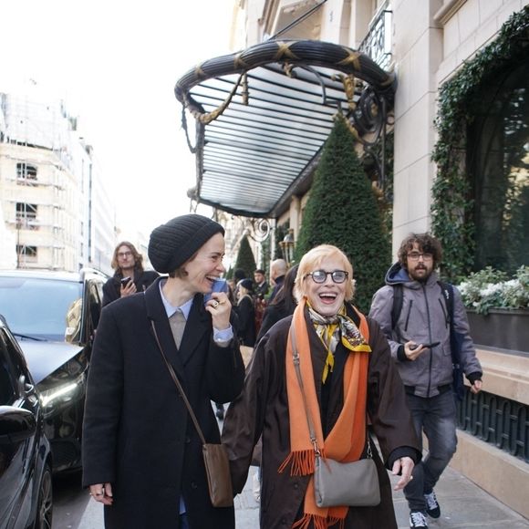Sarah Paulson et sa petite amie Holland Taylor ont été vues quittant leur hôtel, main dans la main, lors de la Fashion Week de Paris ©Backgrid USA / Bestimage
