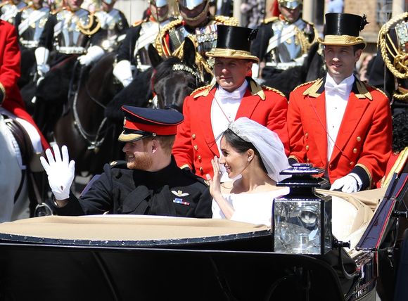 Le prince Harry, duc de Sussex, et Meghan Markle, duchesse de Sussex, en calèche à la sortie du château de Windsor après leur mariage le 19 mai 2018 (Backgrid UK/ Bestimage).