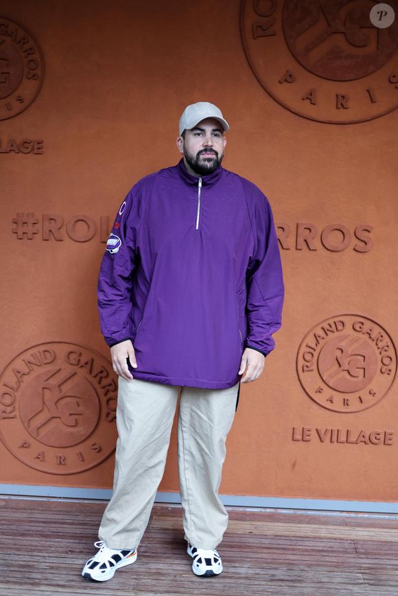 Artus - Les célébrités au village lors des Internationaux de France de tennis de Roland Garros 2024 à Paris. Le 29 mai 2024. 
© Jacovides-Moreau / Bestimage
