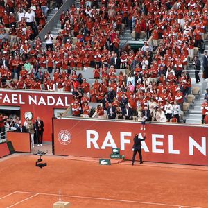 Rafael Nadal, Sebastian Nadal (son père), Ana Maria Parera (sa mère), Xisca Perello (sa femme), Rafael Junior (son fils) et Maria Isabel Nadal (sa soeur), et à leur gauche ; (1er rang) Carlos Costa, Toni Nadal, (2ème rang) Benito Perez Barbadillo et Carlos Moya - Hommage à Rafael Nadal et à ses 14 victoires sur la terre battue de Roland Garros lors des Internationaux de France de Tennis de Roland Garros 2025 - Jour 01 à Paris le 25 Mai 2025. 

© Bertrand Rindoff / Bestimage