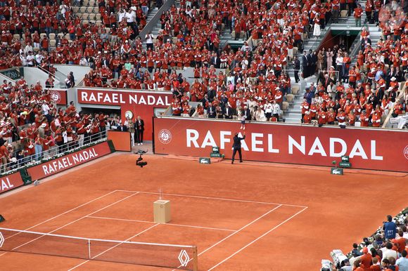 Rafael Nadal, Sebastian Nadal (son père), Ana Maria Parera (sa mère), Xisca Perello (sa femme), Rafael Junior (son fils) et Maria Isabel Nadal (sa soeur), et à leur gauche ; (1er rang) Carlos Costa, Toni Nadal, (2ème rang) Benito Perez Barbadillo et Carlos Moya - Hommage à Rafael Nadal et à ses 14 victoires sur la terre battue de Roland Garros lors des Internationaux de France de Tennis de Roland Garros 2025 - Jour 01 à Paris le 25 Mai 2025. 

© Bertrand Rindoff / Bestimage