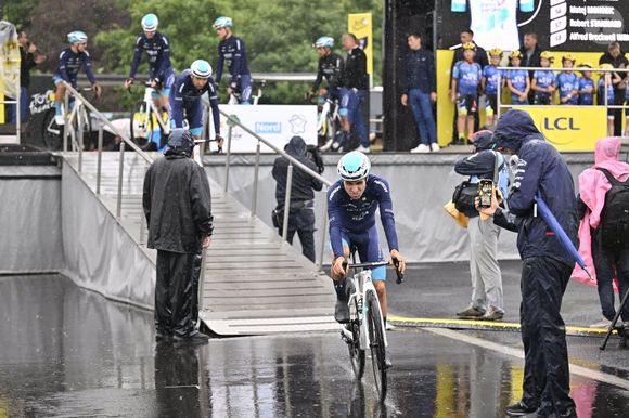 Le Français Lenny Martinez Lenny avant le départ de la course lors de la 2e étape de la 112e édition du Tour de France, le 6 juillet 2025 à Boulogne-sur-Mer. Photo News/Psnewz/Bestimage