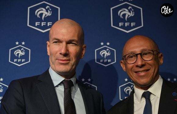 L'ancien international français de football Zinédine Zidane (à droite) s'exprime aux côtés du président de la Fédération française de football, Philippe Diallo (à gauche), lors d'une conférence de presse visant à le présenter comme le nouveau sélectionneur de l'équipe de France, au siège de la Fédération française de football (FFF) à Paris, le 28 juillet 2026.  © Christian Liewig/Bestimage