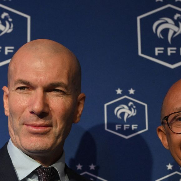 L'ancien international français de football Zinédine Zidane (à droite) s'exprime aux côtés du président de la Fédération française de football, Philippe Diallo (à gauche), lors d'une conférence de presse visant à le présenter comme le nouveau sélectionneur de l'équipe de France, au siège de la Fédération française de football (FFF) à Paris, le 28 juillet 2026.  © Christian Liewig/Bestimage