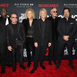 Après un retour très attendu sur scène, Jon Bon Jovi a été contraint d'écourter un concert à New York. 

Bon Jovi - Des invités assistent à la cérémonie des MusiCares Person Of The Year honorant Jon Bon Jovi au Los Angeles Convention Center à Los Angeles. @Backgrid USA / Bestimage