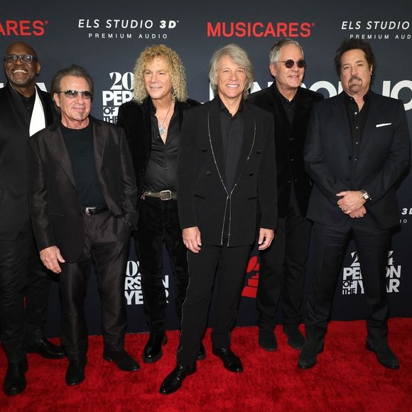 Après un retour très attendu sur scène, Jon Bon Jovi a été contraint d'écourter un concert à New York. 

Bon Jovi - Des invités assistent à la cérémonie des MusiCares Person Of The Year honorant Jon Bon Jovi au Los Angeles Convention Center à Los Angeles. @Backgrid USA / Bestimage