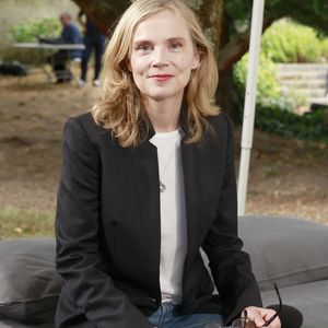 "Ce sont des choses que j’ai retrouvées dans mon cahier, parce que j’en tenais un à l’époque, et je l’ai retrouvé, ce cahier, où j’avais écrit : 'c’est mardi, après c’est mercredi, après jeudi, puis viendra le week-end avec le déjeuner du dimanche."

Isabelle Carré, film Les rêveurs La 18ème édition du festival du Film Francophone d'Angoulême, mercredi 27 août 2025. © Christophe Aubert via Bestimage