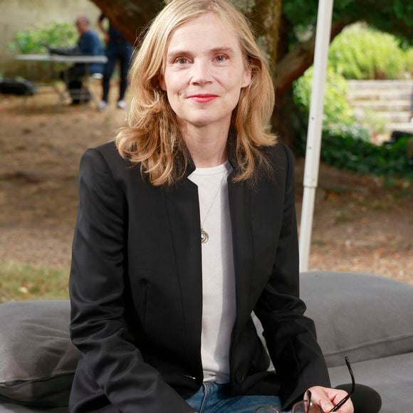 "Ce sont des choses que j’ai retrouvées dans mon cahier, parce que j’en tenais un à l’époque, et je l’ai retrouvé, ce cahier, où j’avais écrit : 'c’est mardi, après c’est mercredi, après jeudi, puis viendra le week-end avec le déjeuner du dimanche."

Isabelle Carré, film Les rêveurs La 18ème édition du festival du Film Francophone d'Angoulême, mercredi 27 août 2025. © Christophe Aubert via Bestimage