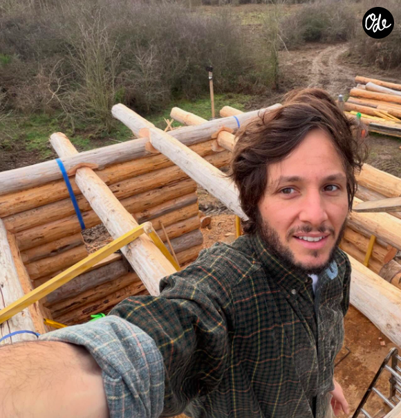 Qui s'est construit une cabane en pleine foret 

Selfie pris par Vianney sur son compte Instagram.