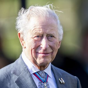 Le roi Charles III (Le roi Charles III d'Angleterre) a inauguré lundi un mémorial dédié aux militaires lesbiennes, gays, bisexuels et transgenres, marquant ainsi son premier engagement officiel en faveur de la communauté LGBT.
©GOFF  / BESTIMAGE