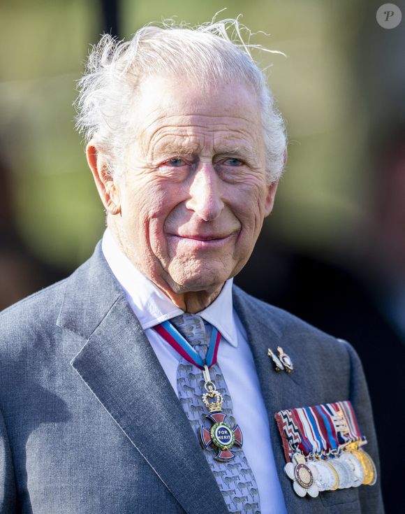 Le roi Charles III (Le roi Charles III d'Angleterre) a inauguré lundi un mémorial dédié aux militaires lesbiennes, gays, bisexuels et transgenres, marquant ainsi son premier engagement officiel en faveur de la communauté LGBT.
©GOFF  / BESTIMAGE