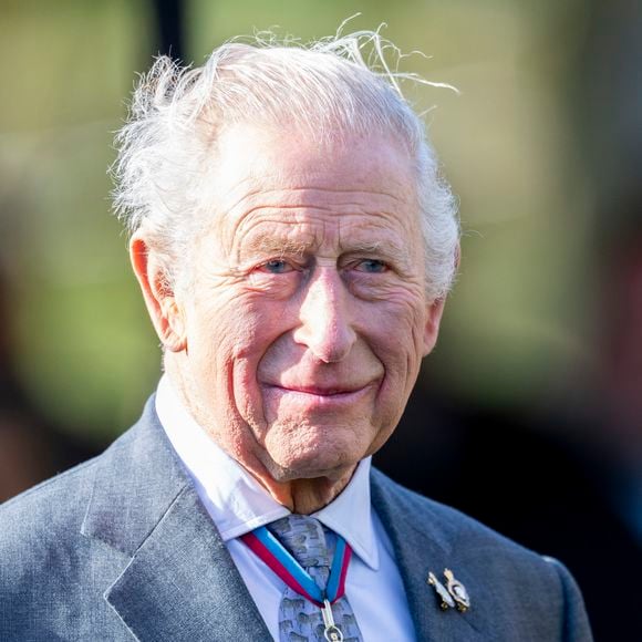 Le roi Charles III (Le roi Charles III d'Angleterre) a inauguré lundi un mémorial dédié aux militaires lesbiennes, gays, bisexuels et transgenres, marquant ainsi son premier engagement officiel en faveur de la communauté LGBT.
©GOFF  / BESTIMAGE