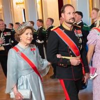Un membre de la famille royale inquiet pour la santé de sa mère et reine du pays, il s'exprime