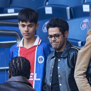 Jamel Debbouze et son fils Léon dans les tribunes de la demi-finale retour de Ligue des champions entre le PSG face au Borussia Dortmund (0-1) au Parc des Princes à Paris le 7 mai 2024.

© Cyril Moreau/Bestimage