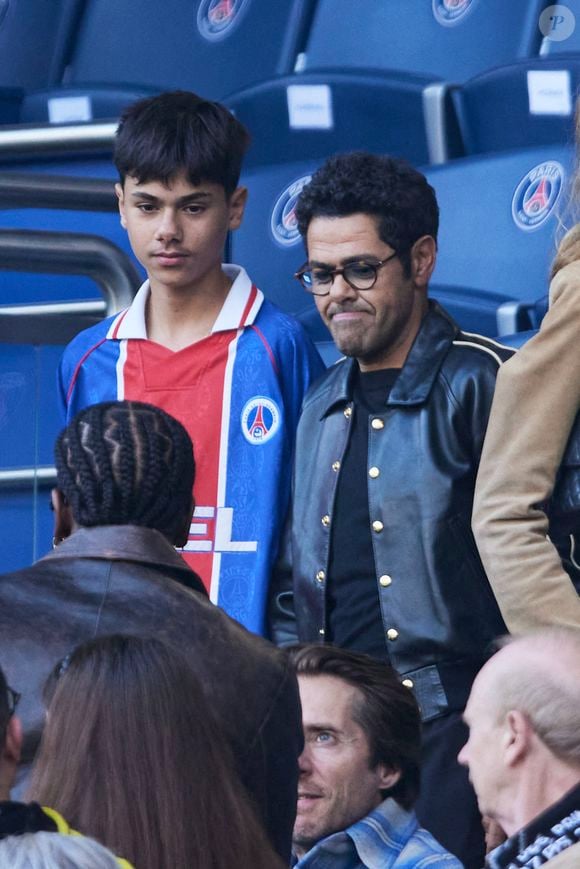 Jamel Debbouze et son fils Léon dans les tribunes de la demi-finale retour de Ligue des champions entre le PSG face au Borussia Dortmund (0-1) au Parc des Princes à Paris le 7 mai 2024.

© Cyril Moreau/Bestimage