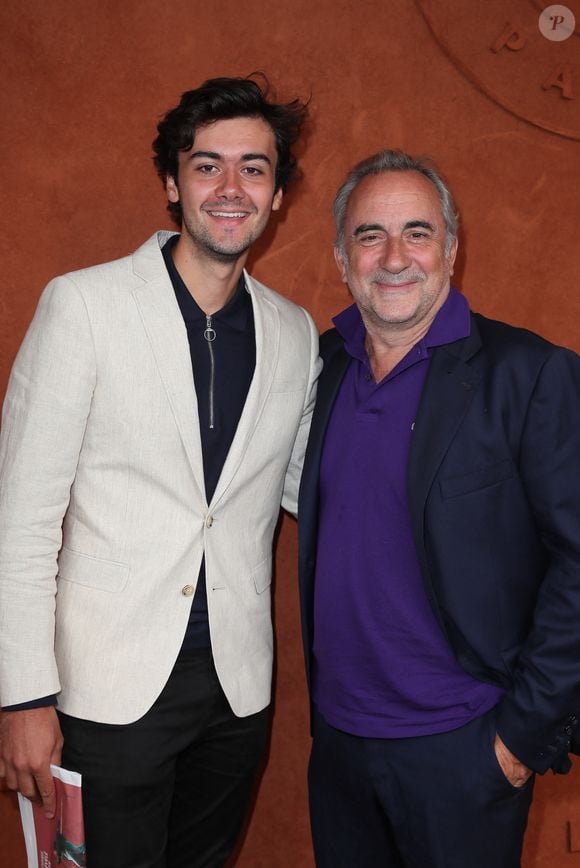 L’intrigue démarre avec le meurtre d’une patronne de boîte de nuit au Cap d’Agde, suivi d’un deuxième crime mystérieux.

Antoine Duléry et son fils Raphaël au village lors des internationaux de tennis de Roland Garros à Paris, le 10 juin 2018. © Moreau-Jacovides/Bestimage