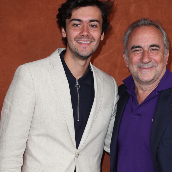 L’intrigue démarre avec le meurtre d’une patronne de boîte de nuit au Cap d’Agde, suivi d’un deuxième crime mystérieux.

Antoine Duléry et son fils Raphaël au village lors des internationaux de tennis de Roland Garros à Paris, le 10 juin 2018. © Moreau-Jacovides/Bestimage