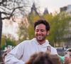 Bien décidé à faire en sorte que sa popularité serve une noble cause, il a profité de la Journée mondiale de la sclérose en plaques, ce 30 mai 2026, pour faire une annonce à sa communauté.

Le chanteur Vianney a improvisé un concert sur le parvis de Notre-Dame de Paris le 8 avril 2025.

© Jack Bussat / Bestimage