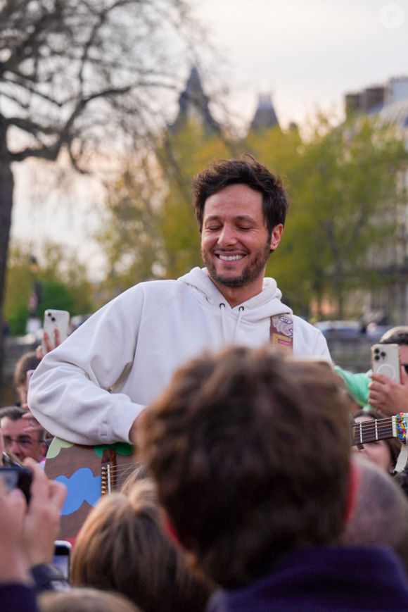 Bien décidé à faire en sorte que sa popularité serve une noble cause, il a profité de la Journée mondiale de la sclérose en plaques, ce 30 mai 2026, pour faire une annonce à sa communauté.

Le chanteur Vianney a improvisé un concert sur le parvis de Notre-Dame de Paris le 8 avril 2025.

© Jack Bussat / Bestimage