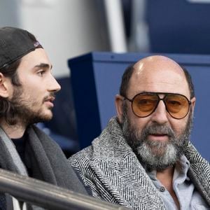 Kad Merad et son fils Kalil - People dans les tribunes du match de Ligue 1 Uber Eats "PSG-Rennes" (1-1) au Parc des Princes à Paris le 25 février 2023. © Cyril Moreau/Bestimage