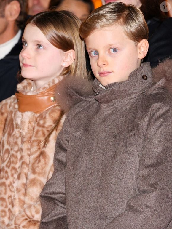 Loin de l’image timide de leurs premières années, les jumeaux semblent aujourd’hui à l’aise devant l’objectif ! 

Le prince Albert II de Monaco, la princesse Charlene, leurs enfants, la princesse Gabriella et le prince héréditaire Jacques ont inauguré le marché de Noël sur le port Hercule à Monaco, le 5 décembre 2025. © Claudia Albuquerque/Bestimage
