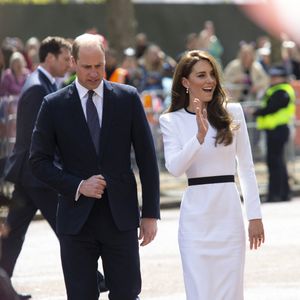 Le prince William, prince de Galles, et Catherine (Kate) Middleton, princesse de Galles, saluent des sympathisants lors d'une promenade à l'extérieur du palais de Buckingham à Londres, Royaume Uni, le 5 mai 2023, à la veille du couronnement du roi d'Angleterre. Mirrorpix / Bestimage