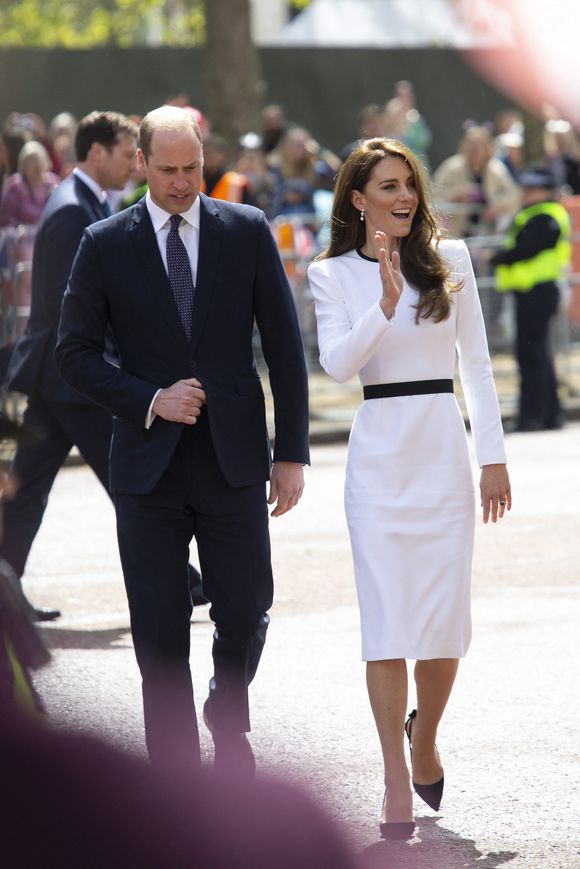 Le prince William, prince de Galles, et Catherine (Kate) Middleton, princesse de Galles, saluent des sympathisants lors d'une promenade à l'extérieur du palais de Buckingham à Londres, Royaume Uni, le 5 mai 2023, à la veille du couronnement du roi d'Angleterre. Mirrorpix / Bestimage