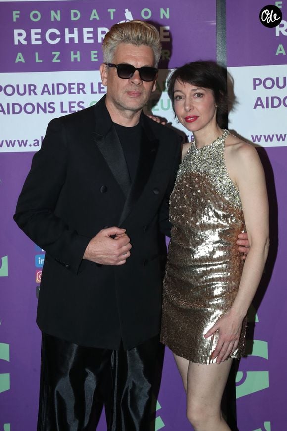 Réalisé par Benjamin Biolay, le morceau permet à Jean Dujardin de mettre définitivement un pied dans le monde de la musique. 

Benjamin Biolay et Jeanne Cherhal lors du photocall de la soirée de gala de la Fondation Recherche Alzheimer - Paris 2026 à l'Olympia, le 30 mars 2026.

© Borde / Rindoff / Bestimage