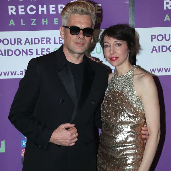 Réalisé par Benjamin Biolay, le morceau permet à Jean Dujardin de mettre définitivement un pied dans le monde de la musique. 

Benjamin Biolay et Jeanne Cherhal lors du photocall de la soirée de gala de la Fondation Recherche Alzheimer - Paris 2026 à l'Olympia, le 30 mars 2026.

© Borde / Rindoff / Bestimage