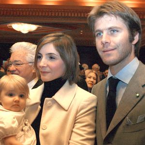 La princesse Clotilde (Courau), sa fille Vittoria dans les bras et le prince Emmanuel Philibert de Savoie arrivent à un déjeuner de charité au Palais de Savoie à Aix-les-Bains, dans le sud-est de la France, le 5 décembre 2004. Photo de Virginie Borlet/ABACA.