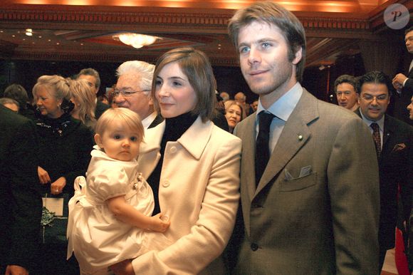 La princesse Clotilde (Courau), sa fille Vittoria dans les bras et le prince Emmanuel Philibert de Savoie arrivent à un déjeuner de charité au Palais de Savoie à Aix-les-Bains, dans le sud-est de la France, le 5 décembre 2004. Photo de Virginie Borlet/ABACA.