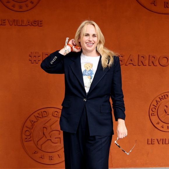 Rebel Wilson au photocall du village lors des Internationaux de France de Tennis de Roland Garros 2026, à Paris, France, le 6 juin 2026. © Jacovides-Moreau/Bestimage