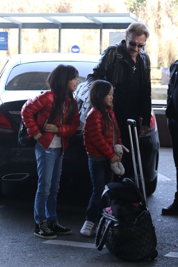 Exclusif - La famille Hallyday arrive à l'aéroport de Roissy pour prendre un vol pour aller passer leurs vacances en Thaïlande avec des amis. Le 19 décembre 2015. © Agence / Bestimage